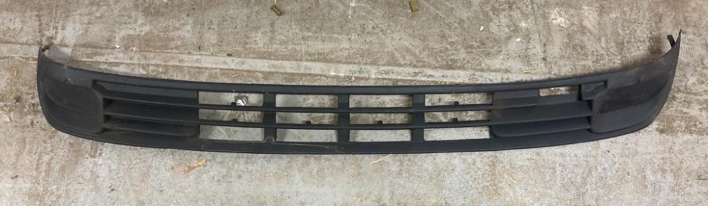 Решетка в бампер Ford Mondeo с 1993 по 1996 YFDGR403A/7022604/FD07107GA