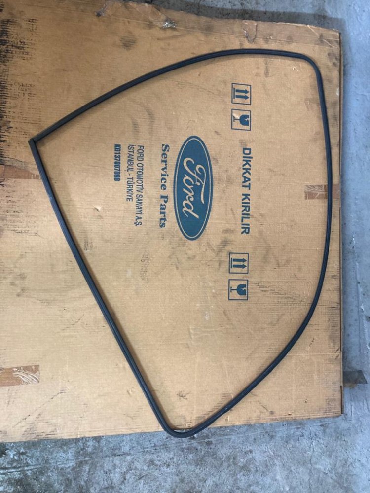 Уплотнитель (молдинг) лобового стекла Ford Transit Connect с 2002 по 2013 4417444
